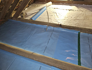 Zateplení stropu rodinného domu pomocí foukané izolace